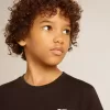 Camiseta negra con logotipo blanco en contraste en la parte delantera y estrella maxi en la espalda