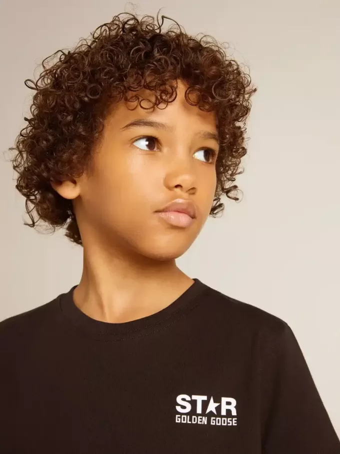 Camiseta negra con logotipo blanco en contraste en la parte delantera y estrella maxi en la espalda