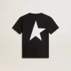 Camiseta negra con logotipo blanco en contraste en la parte delantera y estrella maxi en la espalda