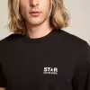Camiseta negra para hombre con logotipo y estrella blancos en contraste Camiseta negra para hombre con logotipo y estrella blancos en contraste
