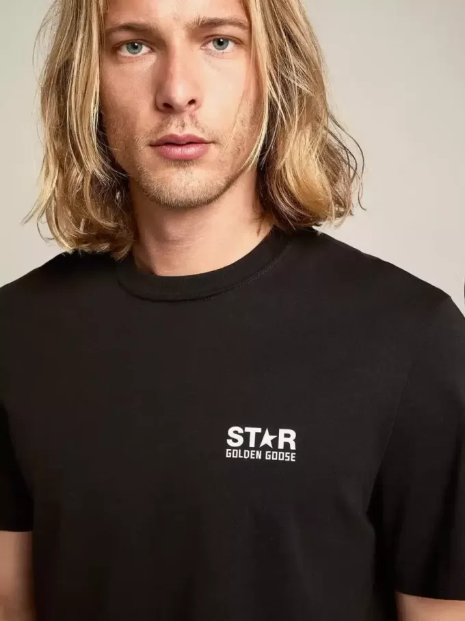 Camiseta negra para hombre con logotipo y estrella blancos en contraste Camiseta negra para hombre con logotipo y estrella blancos en contraste