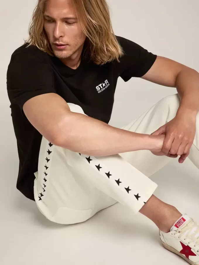 Camiseta negra para hombre con logotipo y estrella blancos en contraste Camiseta negra para hombre con logotipo y estrella blancos en contraste