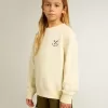 Camiseta para niña en blanco desgastado con bordado en la parte delantera y estampado en la espalda Camiseta para niña en blanco desgastado con bordado en la parte delantera y estampado en la espalda