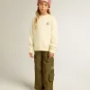 Camiseta para niña en blanco desgastado con bordado en la parte delantera y estampado en la espalda Camiseta para niña en blanco desgastado con bordado en la parte delantera y estampado en la espalda