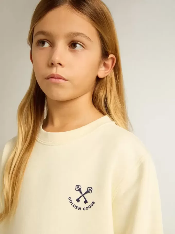 Camiseta para niña en blanco desgastado con bordado en la parte delantera y estampado en la espalda Camiseta para niña en blanco desgastado con bordado en la parte delantera y estampado en la espalda