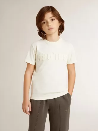 Camiseta para niño de color crema con logotipo en relieve