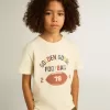 Camiseta para niño en blanco desgastado con letras multicolor Camiseta para niño en blanco desgastado con letras multicolor