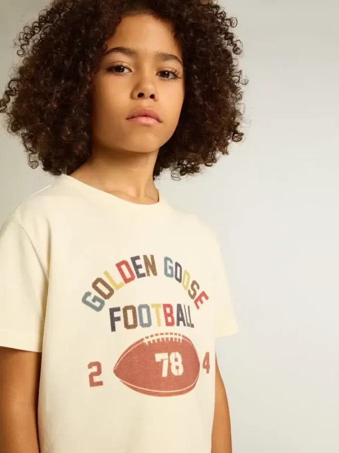 Camiseta para niño en blanco desgastado con letras multicolor Camiseta para niño en blanco desgastado con letras multicolor
