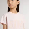 Camiseta rosa para niña con estampado rosa en la parte delantera Camiseta rosa para niña con estampado rosa en la parte delantera