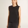 Camiseta sin mangas en negro desgastado con bordado degradado tono sobre tono.