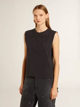 Camiseta sin mangas en negro desgastado con bordado degradado tono sobre tono.