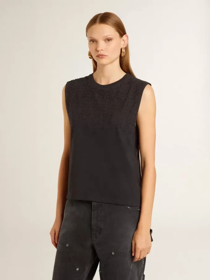 Camiseta sin mangas en negro desgastado con bordado degradado tono sobre tono.