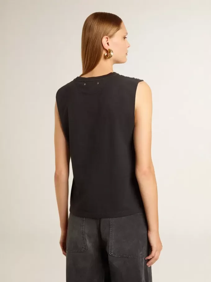 Camiseta sin mangas en negro desgastado con bordado degradado tono sobre tono.