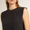 Camiseta sin mangas en negro desgastado con bordado degradado tono sobre tono.