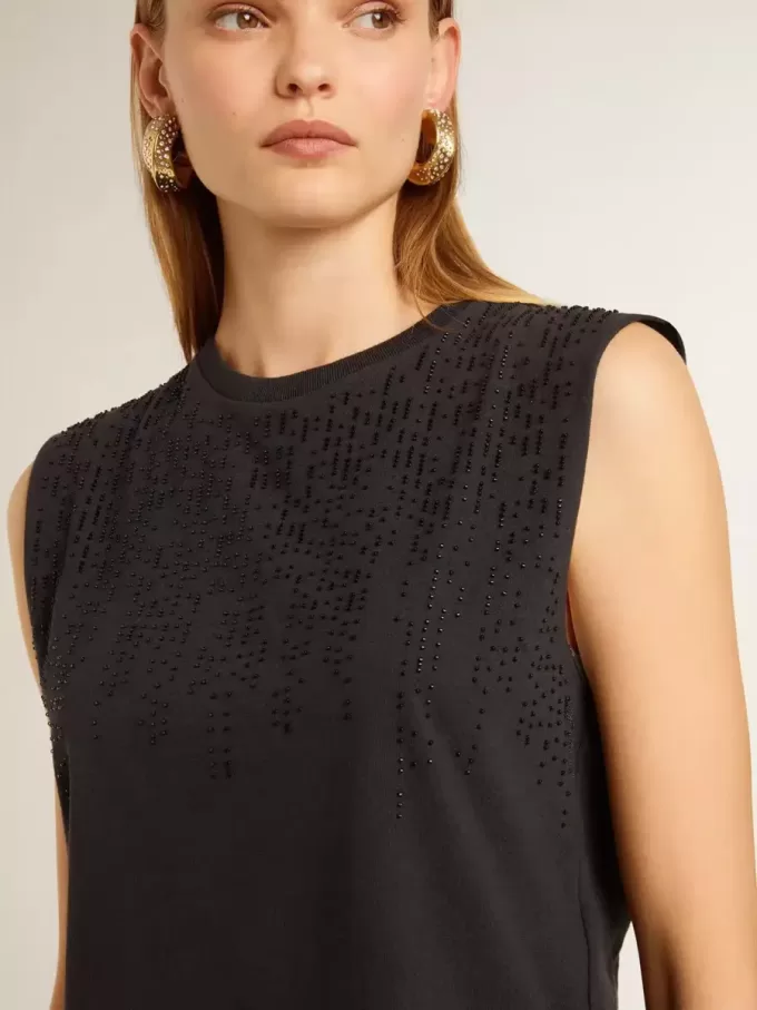 Camiseta sin mangas en negro desgastado con bordado degradado tono sobre tono.