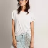 Camiseta slim fit para mujer en blanco con efecto desgastado Camiseta slim fit para mujer en blanco con efecto desgastado