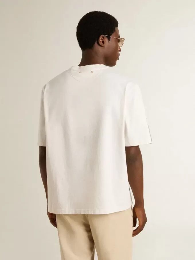 Camiseta unisex blanca con estampado mediterráneo y parche dorado Pescheria en la manga Camiseta unisex blanca con estampado mediterráneo y parche dorado Pescheria en la manga