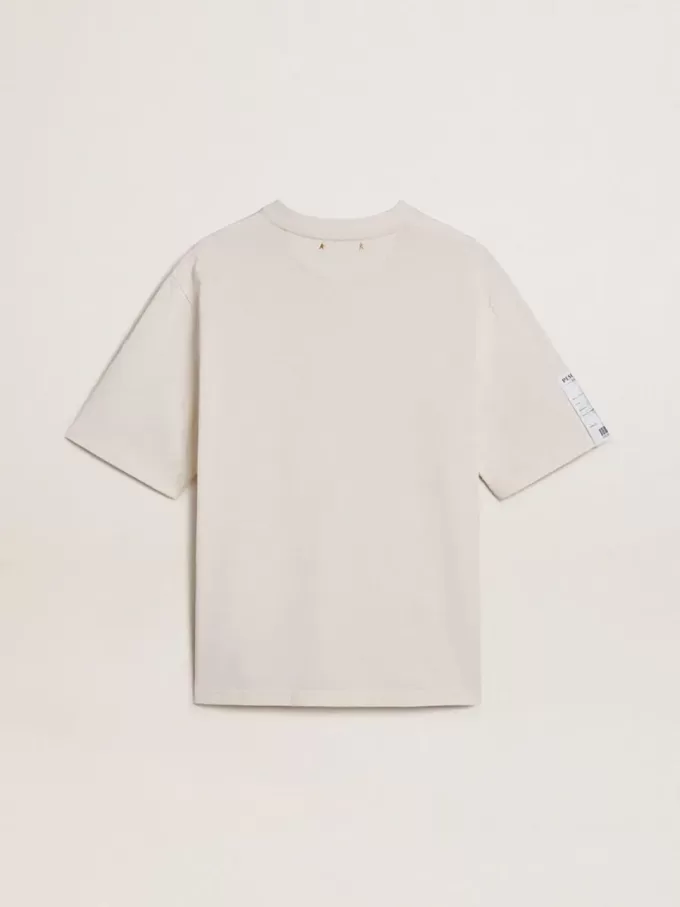 Camiseta unisex blanca con estampado mediterráneo y parche dorado Pescheria en la manga Camiseta unisex blanca con estampado mediterráneo y parche dorado Pescheria en la manga