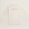 Camiseta unisex desgastada en color blanco con letras estampadas Camiseta unisex desgastada en color blanco con letras estampadas