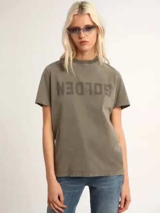 Camiseta verde oliva de corte regular con letras doradas en la parte delantera