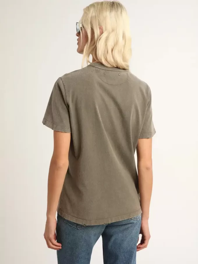 Camiseta verde oliva de corte regular con letras doradas en la parte delantera Camiseta verde oliva de corte regular con letras doradas en la parte delantera