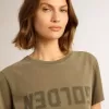 Camiseta verde oliva para mujer con letras doradas Camiseta verde oliva para mujer con letras doradas