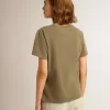 Camiseta verde oliva para mujer con letras doradas Camiseta verde oliva para mujer con letras doradas