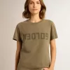 Camiseta verde oliva para mujer con letras doradas Camiseta verde oliva para mujer con letras doradas