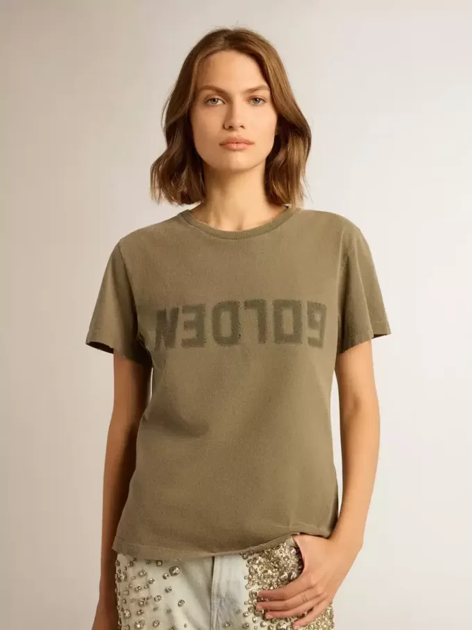 Camiseta verde oliva para mujer con letras doradas Camiseta verde oliva para mujer con letras doradas
