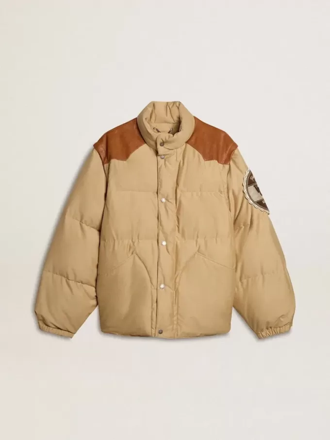 Cazadora bomber beige con detalles de cuero y parches Cazadora bomber beige con detalles de cuero y parches