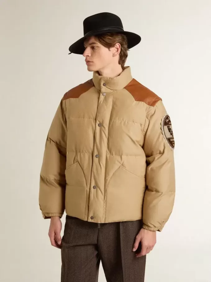 Cazadora bomber beige con detalles de cuero y parches Cazadora bomber beige con detalles de cuero y parches