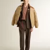 Cazadora bomber beige con detalles de cuero y parches Cazadora bomber beige con detalles de cuero y parches