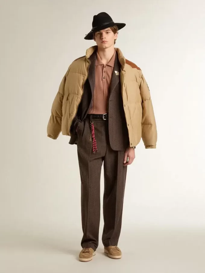 Cazadora bomber beige con detalles de cuero y parches Cazadora bomber beige con detalles de cuero y parches