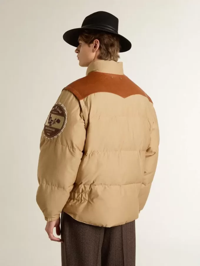 Cazadora bomber beige con detalles de cuero y parches Cazadora bomber beige con detalles de cuero y parches