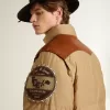 Cazadora bomber beige con detalles de cuero y parches Cazadora bomber beige con detalles de cuero y parches