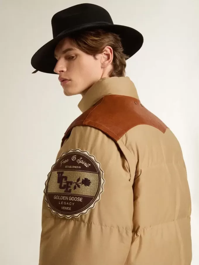 Cazadora bomber beige con detalles de cuero y parches Cazadora bomber beige con detalles de cuero y parches