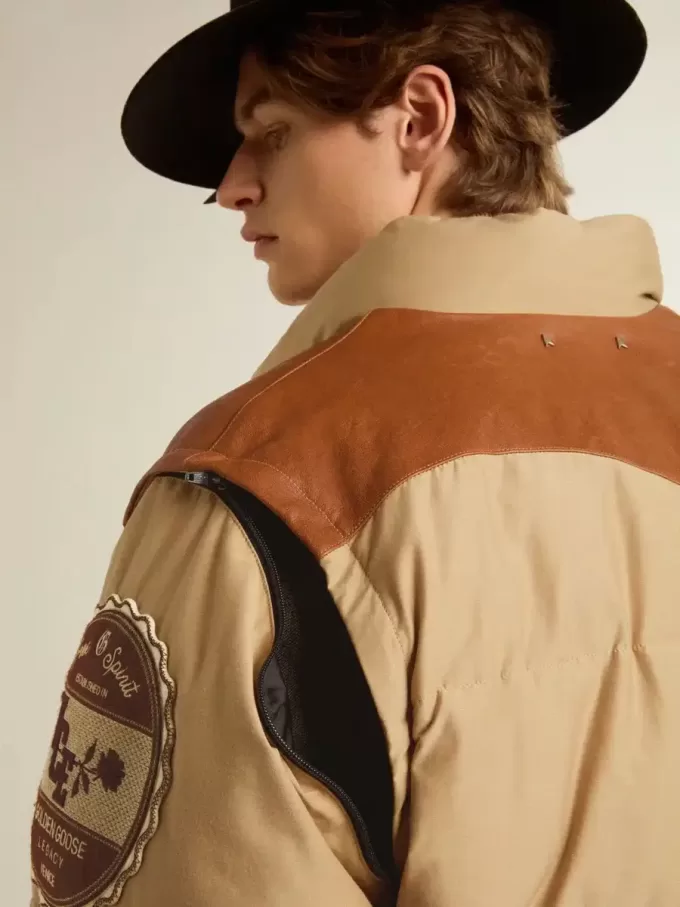 Cazadora bomber beige con detalles de cuero y parches Cazadora bomber beige con detalles de cuero y parches