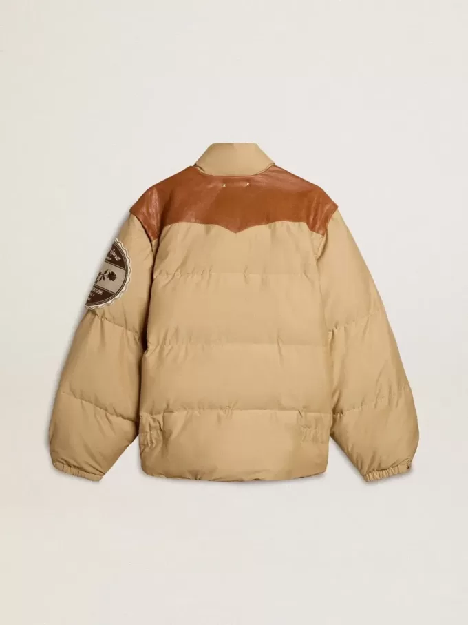 Cazadora bomber beige con detalles de cuero y parches Cazadora bomber beige con detalles de cuero y parches