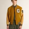 Cazadora bomber de lana amarillo ocre con mangas de cuero Cazadora bomber de lana amarillo ocre con mangas de cuero