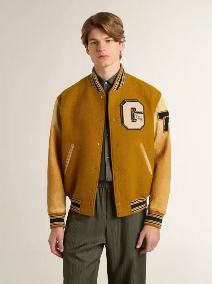 Cazadora bomber de lana amarillo ocre con mangas de cuero Cazadora bomber de lana amarillo ocre con mangas de cuero