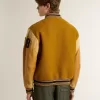 Cazadora bomber de lana amarillo ocre con mangas de cuero Cazadora bomber de lana amarillo ocre con mangas de cuero