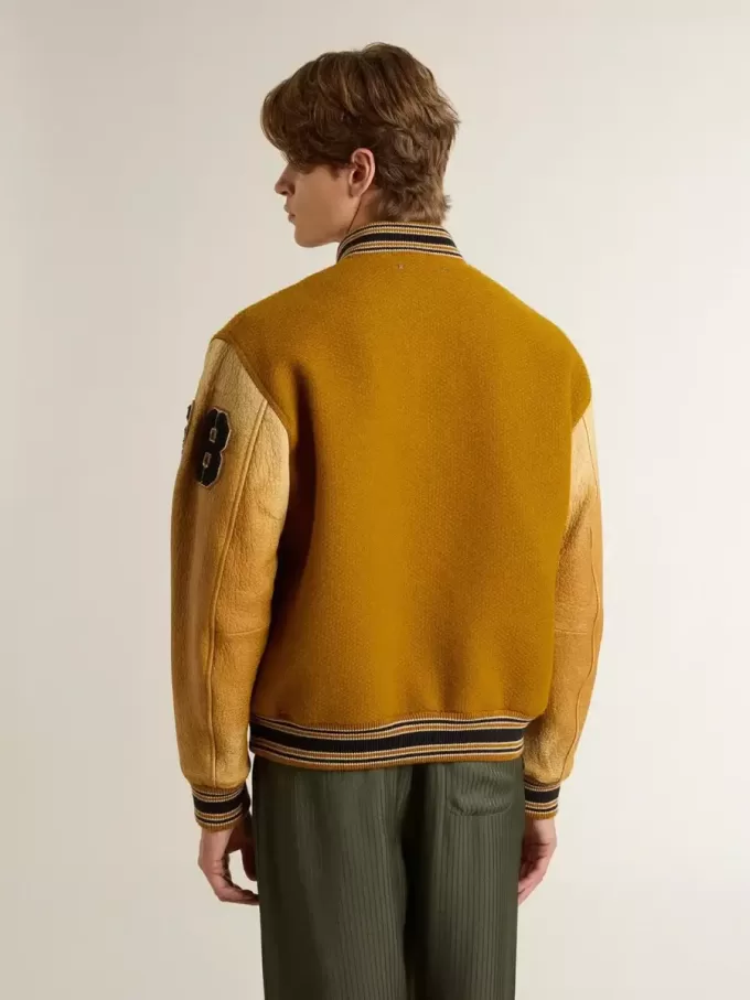 Cazadora bomber de lana amarillo ocre con mangas de cuero Cazadora bomber de lana amarillo ocre con mangas de cuero