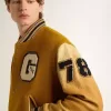 Cazadora bomber de lana amarillo ocre con mangas de cuero Cazadora bomber de lana amarillo ocre con mangas de cuero