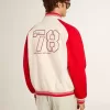 Cazadora bomber en blanco desgastado y rojo con bordados Cazadora bomber en blanco desgastado y rojo con bordados