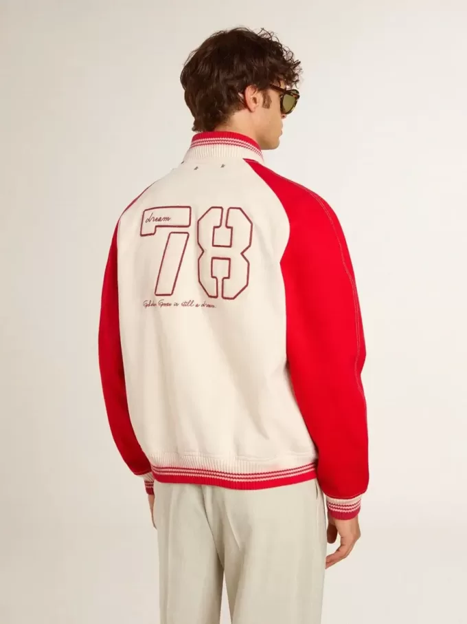Cazadora bomber en blanco desgastado y rojo con bordados Cazadora bomber en blanco desgastado y rojo con bordados