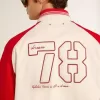 Cazadora bomber en blanco desgastado y rojo con bordados Cazadora bomber en blanco desgastado y rojo con bordados