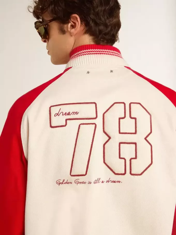 Cazadora bomber en blanco desgastado y rojo con bordados Cazadora bomber en blanco desgastado y rojo con bordados