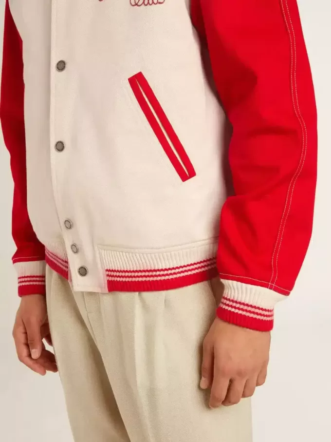 Cazadora bomber en blanco desgastado y rojo con bordados Cazadora bomber en blanco desgastado y rojo con bordados