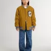 Cazadora bomber infantil de lana en color amarillo ocre con parche Cazadora bomber infantil de lana en color amarillo ocre con parche
