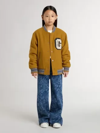 Cazadora bomber infantil de lana en color amarillo ocre con parche Cazadora bomber infantil de lana en color amarillo ocre con parche
